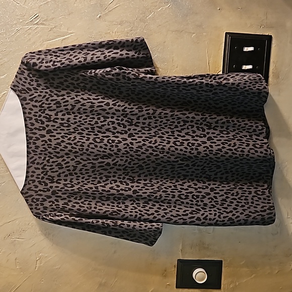 Loft Short Sleeve Gray Leopard Blouse size M - Picture 4 of 4